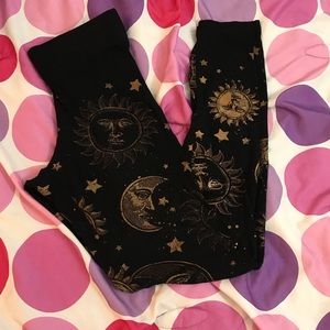 The clas-sic moon and sun leggings black gold